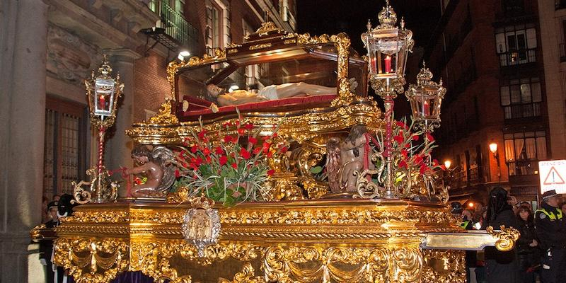 El Lignum Crucis acompaña la procesión del Santo Entierro en la noche del Viernes Santo