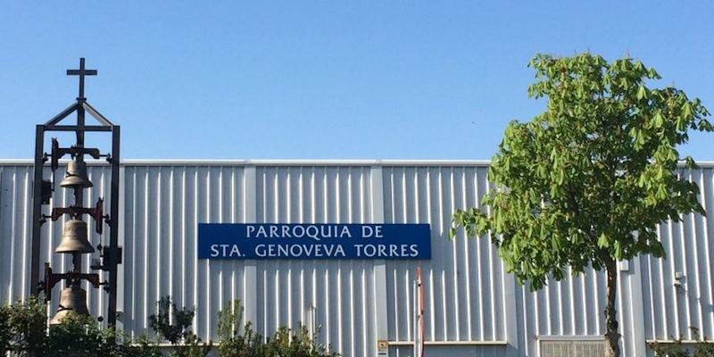 Monse&ntilde;or Mart&iacute;nez Camino administra el sacramento de la Confirmaci&oacute;n en Santa Genoveva Torres Morales