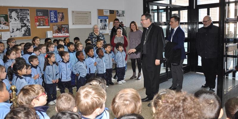 Monseñor Jesús Vidal visita el colegio San Bernardo: «No podemos ser pastores de despacho»