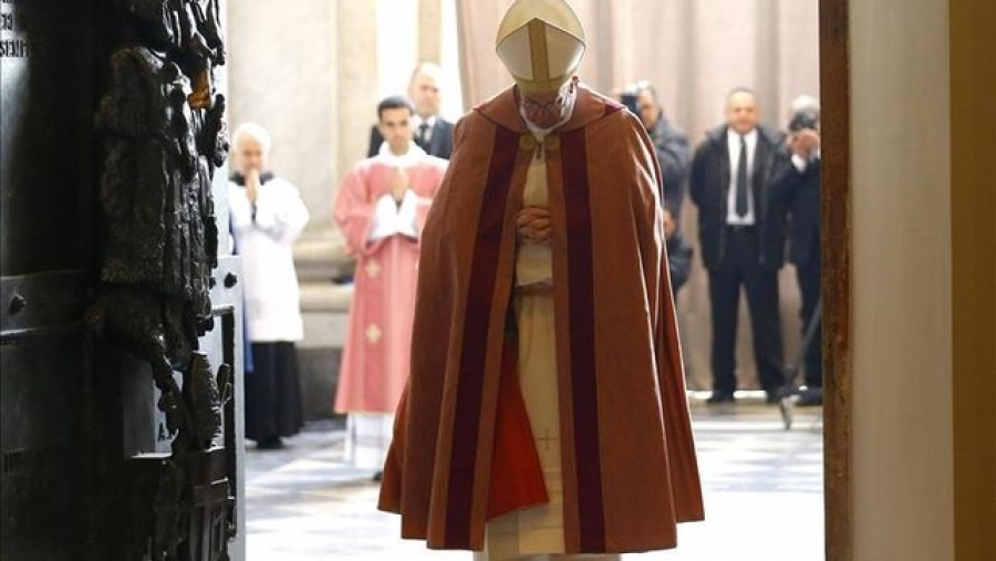 El Santo Padre abre la Puerta Santa de la basílica de San Juan de Letrán