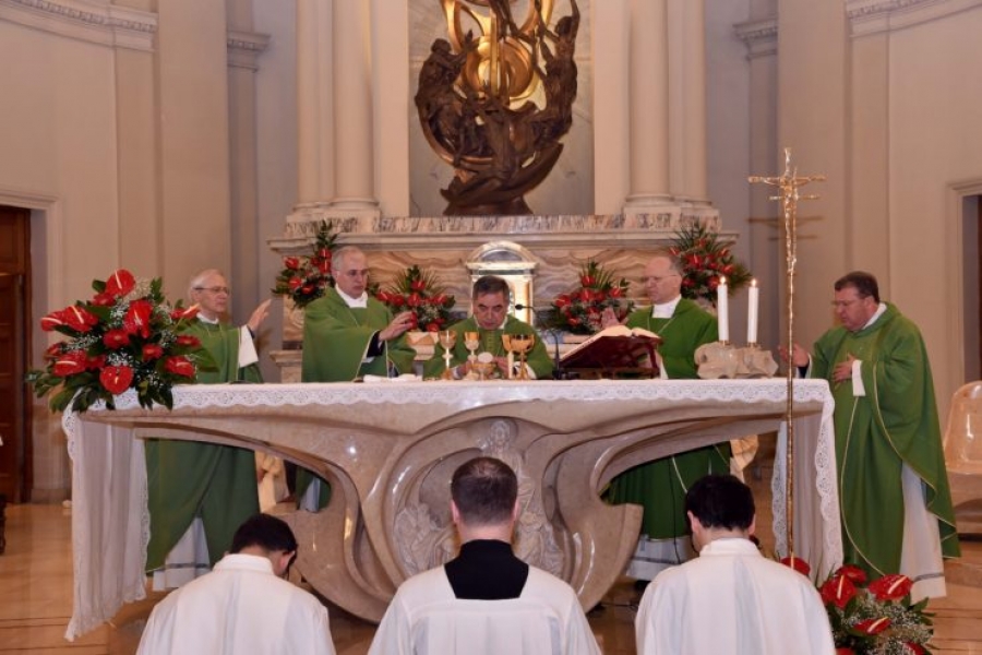 Monse&ntilde;or Becciu: &laquo;La pol&iacute;tica de Estados Unidos sobre migraci&oacute;n nos preocupa&raquo;