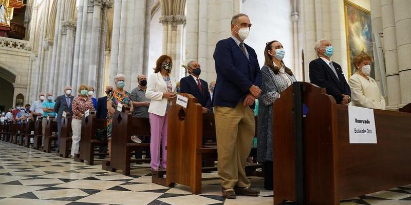 Los matrimonios que celebran sus bodas de oro y plata participan en una Misa de acci&oacute;n de gracias en la catedral