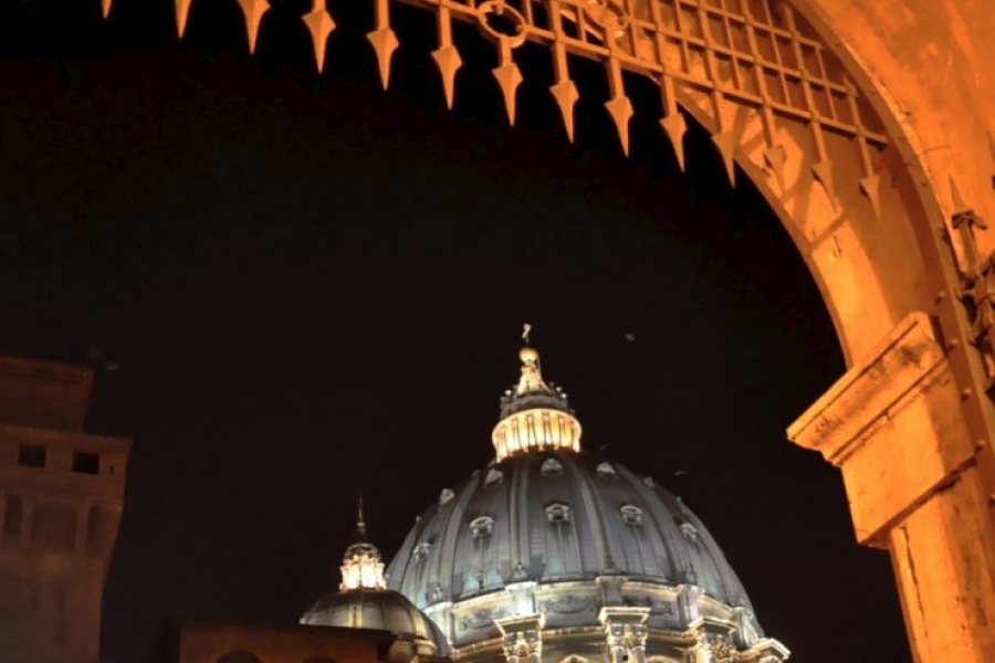 El Papa divide: por un lado la administraci&oacute;n, por el otro la vigilancia