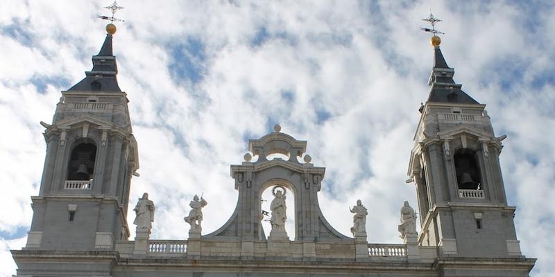 Figuras de santos españoles adornan la espadaña de Santa María la Real de la Almudena