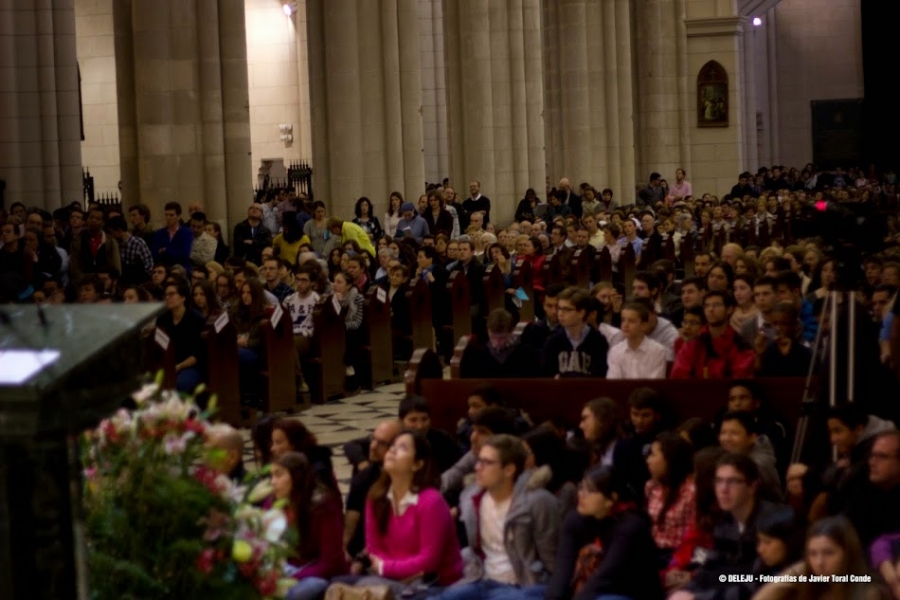 Adoremos, vigilia de oraci&oacute;n de los j&oacute;venes con el arzobispo