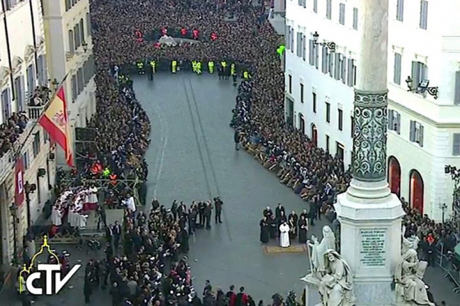El Papa a Mar&iacute;a Inmaculada: &laquo;No vengo solo, traigo conmigo a aquellos que tu Hijo me ha confiado&raquo;