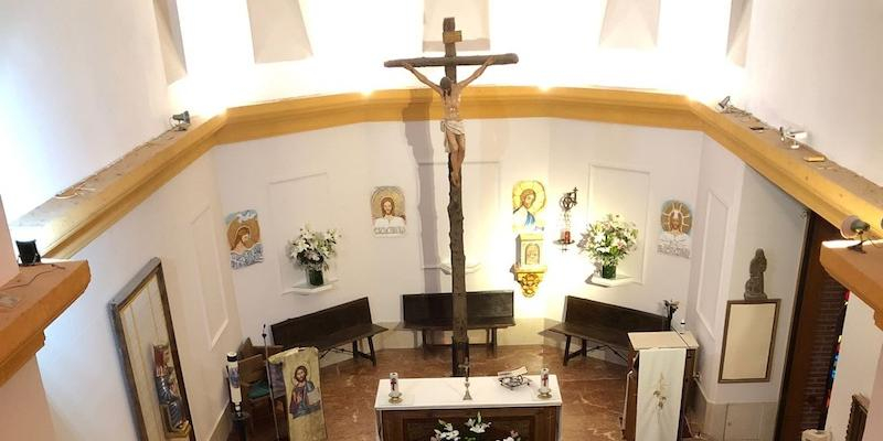Juan Carlos Vera administra el sacramento de la Confirmación a un grupo de jóvenes en Santa Catalina de Alejandría