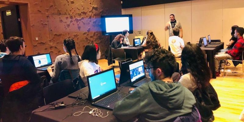 Grupo de chicos en la primera sesi&oacute;n del taller Programando por la Paz