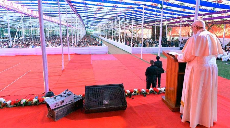 No pasen todo el día con el móvil ¡presten atención a su alrededor!, pide el Papa a jóvenes