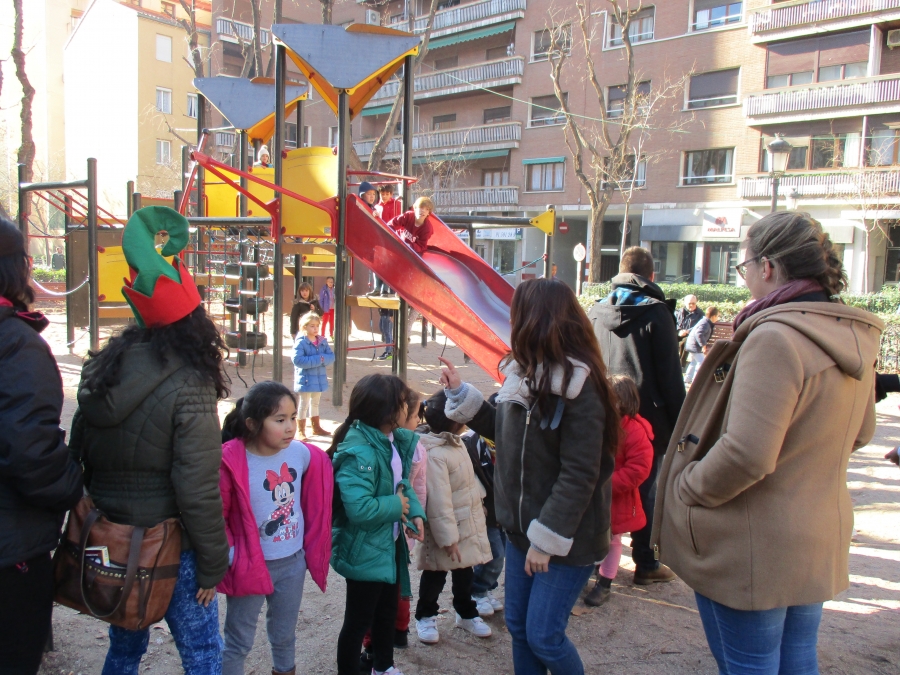 Los menores de la colonia urbana de Cáritas Vicaría VII aprenden a jugar a los bolos