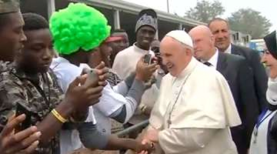 La broma del Papa Francisco a inmigrante africano que usó una peluca verde