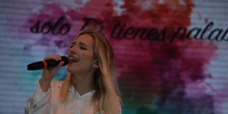 Athenas lanza  'Todo es Tuyo Deluxe' en colaboraci&oacute;n con 15 cantantes cat&oacute;licos