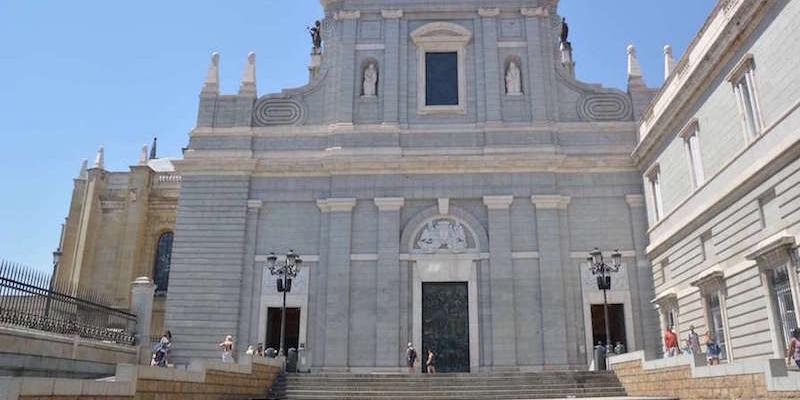 El cardenal recibe a alumnos de la Escuela de Formaci&oacute;n Profesional Don Bosco en su visita a la catedral de la Almudena