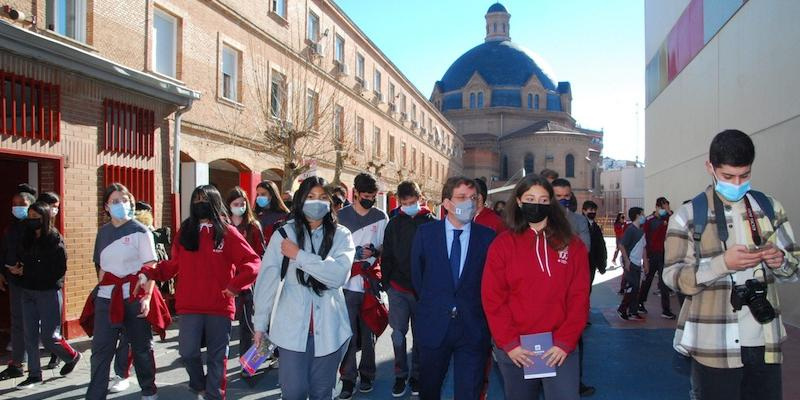 El alcalde de Madrid visita Salesianos Estrecho en el marco de su centenario