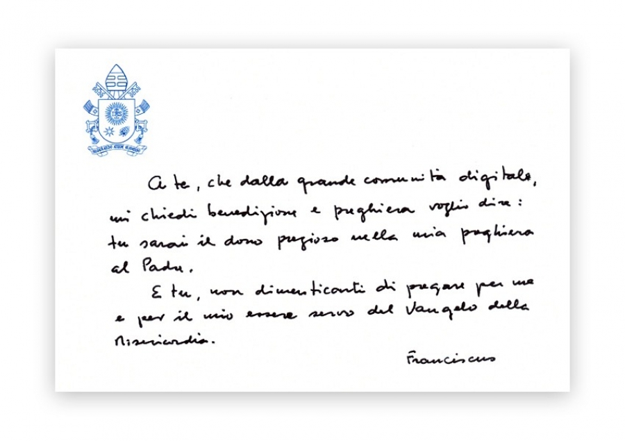 El Santo Padre se dirige a los internautas publicando un mensaje a mano