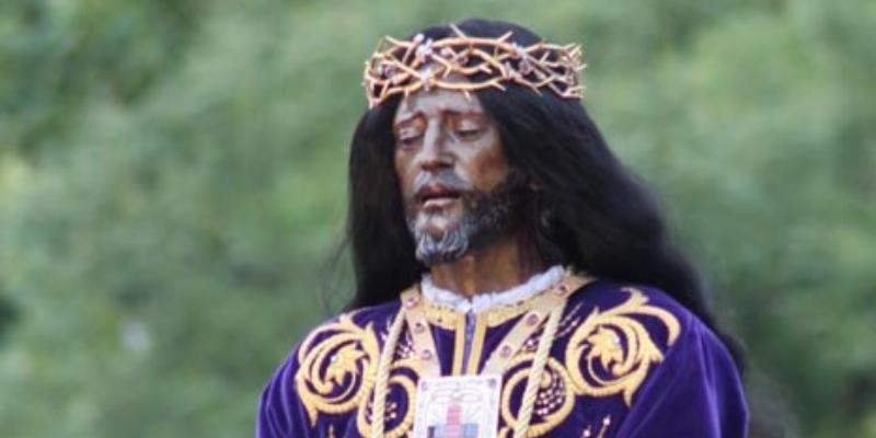 Jes&uacute;s de Medinaceli procesiona el Viernes Santo con un trono restaurado por el taller de arte religioso Salmer&oacute;n de Socu&eacute;llamos