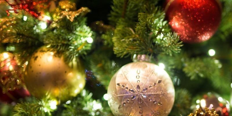 El Coro San Jer&oacute;nimo el Real ofrece un concierto de Navidad en el exterior del templo de los Jer&oacute;nimos