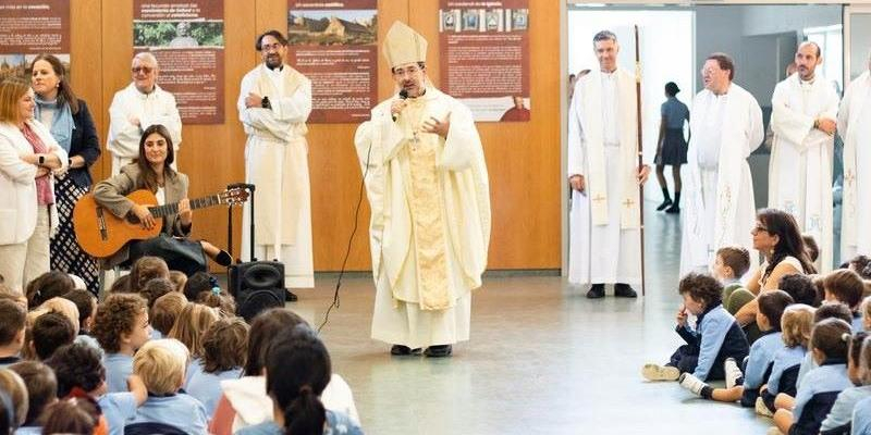 El cardenal José Cobo visita el Colegio John Henry Newman en su XX aniversario: «El colegio es un miembro vivo de la Iglesia, llamado a caminar en comunión y a ser signo de esperanza y encuentro»