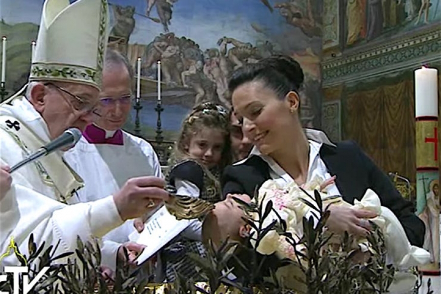 Francisco bautiza a 28 ni&ntilde;os en la Capilla Sixtina e invita a los pap&aacute;s a hacerles crecer en la fe
