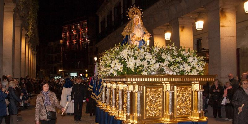 El Santo Entierro procesiona por el centro de Madrid en la noche del Viernes Santo