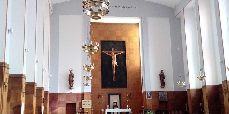 El padre Ángel Camino celebra una Eucaristía en Santa María Micaela y San Enrique