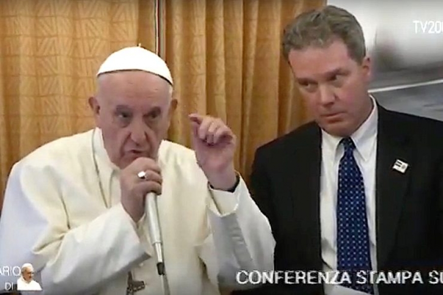 El Papa a su regreso de Egipto pide se negocie en el caso de Corea