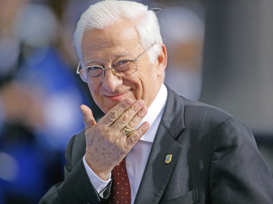 La Asociaci&oacute;n Mensajeros de la Paz entrega terminales m&oacute;viles y bater&iacute;as solares a personas sin recursos