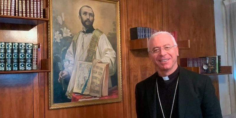 Monseñor Peragine ante una imagen del fundador de la orden barnabita, san Antonio Maria Zaccaria