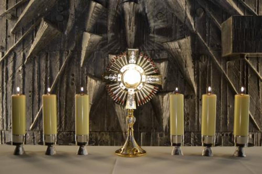 Adoraci&oacute;n en la parroquia Sagrados Corazones en su fiesta titular