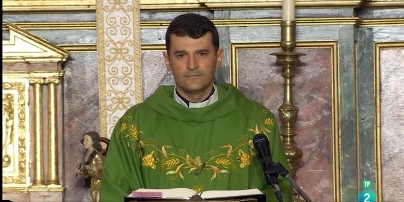 El vicario episcopal de la VII preside la toma de posesi&oacute;n del p&aacute;rroco de Navalagamella