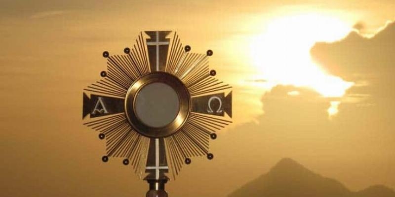 El Sant&iacute;simo recorre en procesi&oacute;n las calles de Collado Villalba en la solemnidad del Corpus Christi