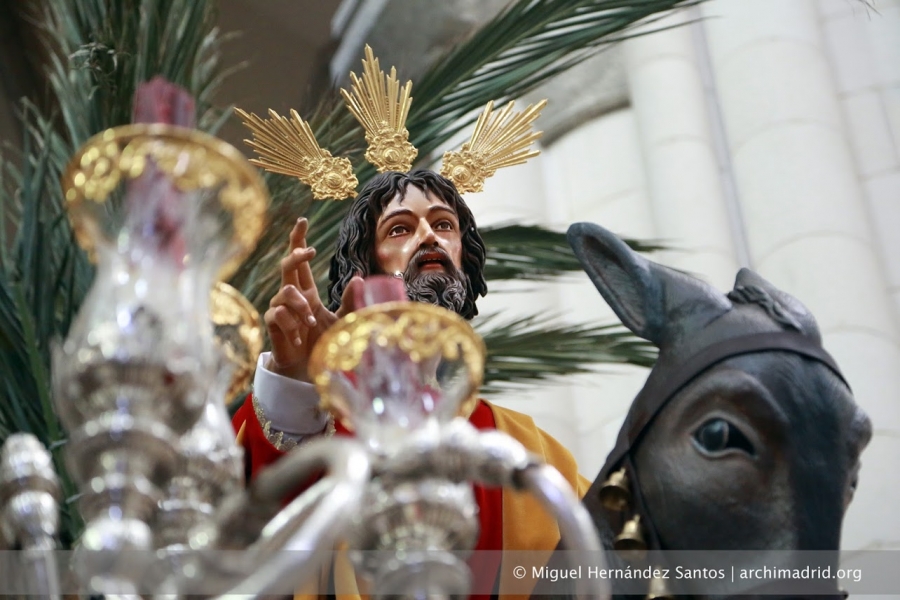 La Hermandad la Borriquita sale en procesi&oacute;n el Domingo de Ramos desde la catedral de la Almudena
