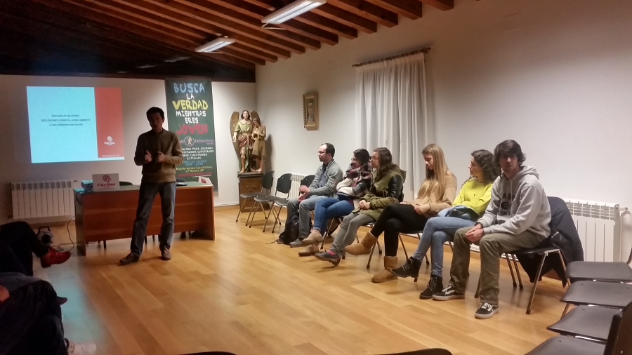 Cáritas Madrid Universitaria se forma en cómo acercarse a las personas sin hogar