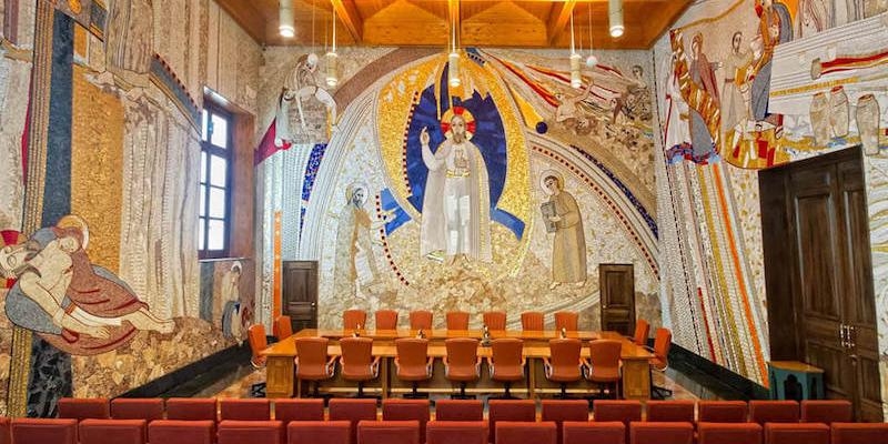 Monse&ntilde;or Jos&eacute; Cobo se re&uacute;ne con miembros de congregaciones, cofrad&iacute;as y hermandades de Madrid