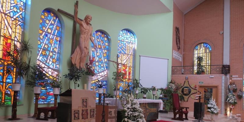 El vicario episcopal de la II administra los sacramentos de la iniciación cristiana en Santo Domingo Savio