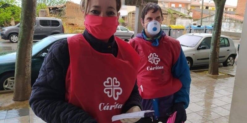 Beatriz Fernández y Toñi Carretero: «en Cáritas parroquial estamos viendo claramente cómo el Señor no deja de cuidarnos a todos en su infinita caridad»