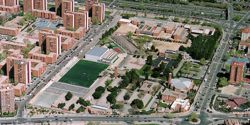 El cardenal Osoro administra el sacramento de la Confirmación a un centenar de alumnos del colegio Tajamar