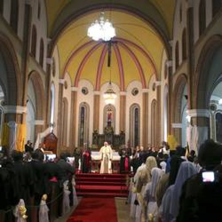 Francisco en el encuentro con el clero de Uganda: Mantened la memoria, seguid siendo testigos