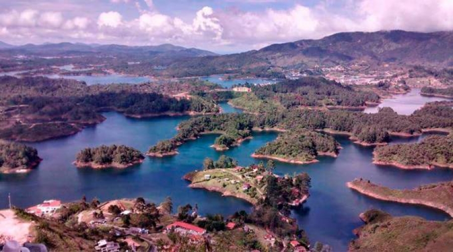 Obispo expresa tristeza y dolor por naufragio en Colombia