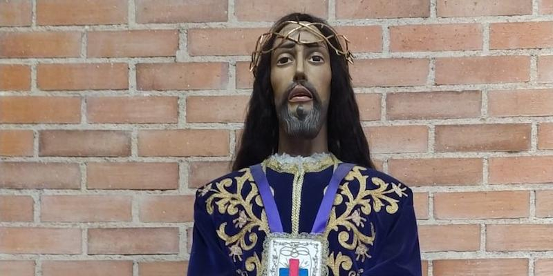 Virgen de la Nueva recorre las calles del barrio en el Viernes Santo en una procesión con el Nazareno