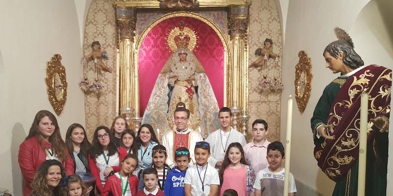 La colegiata acoge la Misa mensual con los niños de la hermandad de la Esperanza Macarena