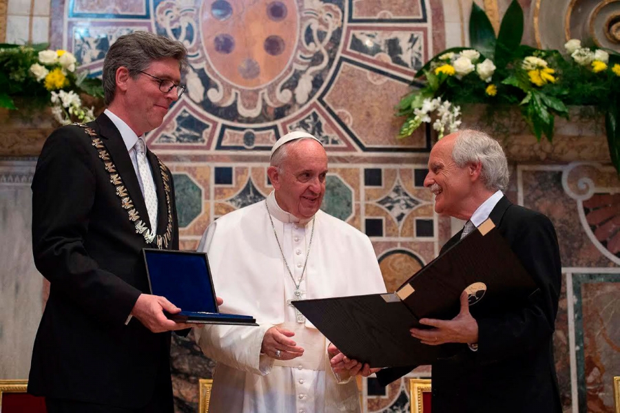 El Santo Padre recibe en sus manos el premio Carlomagno