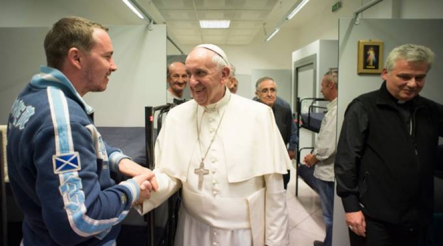 Papa Francisco visita nuevo dormitorio del Vaticano para los sin techo cerca de San Pedro