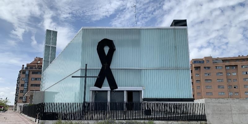 Santa María Soledad Torres Acosta coloca un lazo negro en su fachada para recordar a las víctimas de la pandemia