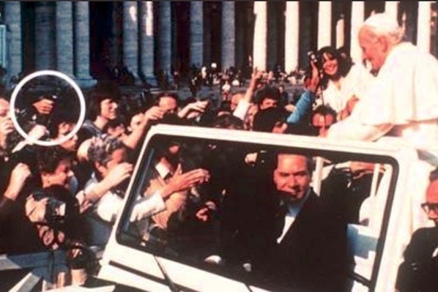 13 de mayo de 1981: &laquo;Rez&aacute;bamos at&oacute;nitos pensando que el Papa estaba muerto&raquo;