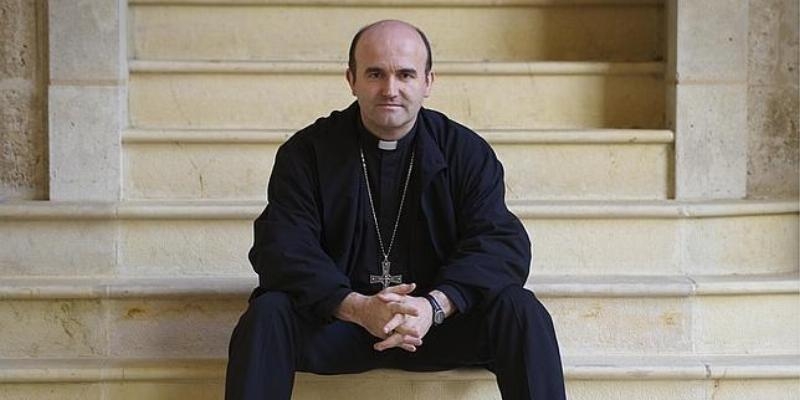 Monse&ntilde;or Jos&eacute; Ignacio Munilla participa en un encuentro con j&oacute;venes en San Isidoro y San Pedro Claver