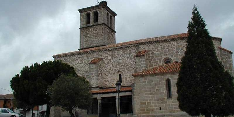 Monse&ntilde;or Santos Montoya administra el sacramento de la Confirmaci&oacute;n a j&oacute;venes de Cerceda y Mataelpino