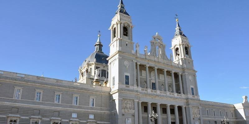 El cardenal José Cobo preside un responso y una Misa por los obispos difuntos en la Catedral de la Almudena
