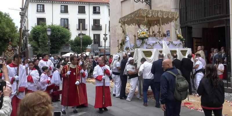 El barrio de Malasaña se vuelca con los actos que la Hermandad de la Borriquita ha preparado con motivo del Corpus Chico