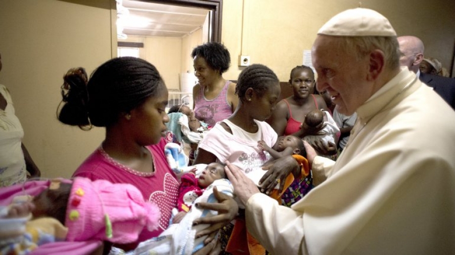 Francisco visita por sorpresa un hospital infantil en Bangui